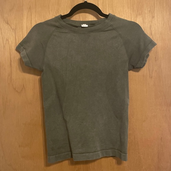 Workout top - Picture 3 of 6